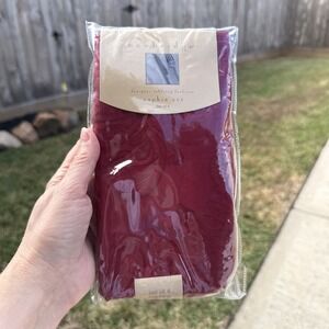 Newbridge Barcelona Luxury Damask Square (Set of 4 Napkins), Burgundy